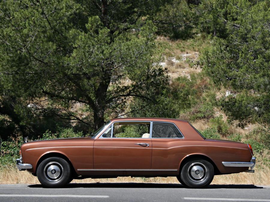  Rolls-Royce Corniche Saloon 1971 года  (фото 5 из 18)